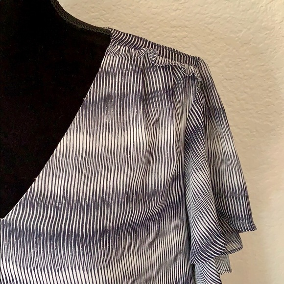 Cute Banana Republic Blouse With Tiered Sleeves - Picture 4 of 7